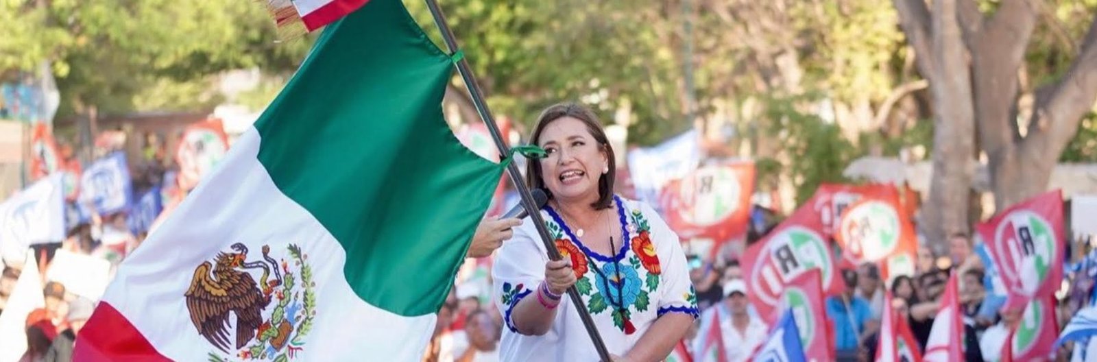 Xóchitl Gálvez insta a López Obrador a no retirar la bandera del Zócalo el 19 de mayo